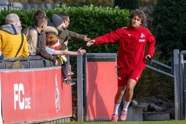 05 11 2025, Soccer 1 Bundesliga, Season 2025 2026, public training, 1 FC Koeln at the training ground at Geissbockheim in Koeln Luca Waldschmidtc 1 FC Koeln, 07 greets the fans on the sidelines Photo Kirchner Media TH Copyright: xKirchner-Media THx