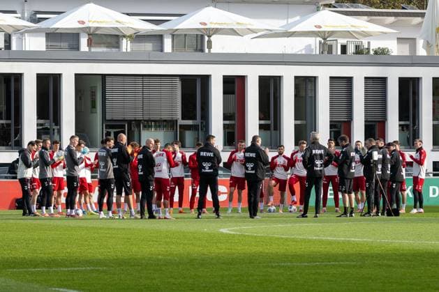 05 11 2025, Soccer 1 Bundesliga, Season 2025 2026, public training, 1 FC Koeln at the training ground at Geissbockheim in Koeln The team and the functional team wish Frank Kaspari 1 FC Koeln, Co Coach a happy birthday Photo Kirchner Media TH Copyright: xKirchner-Media THx