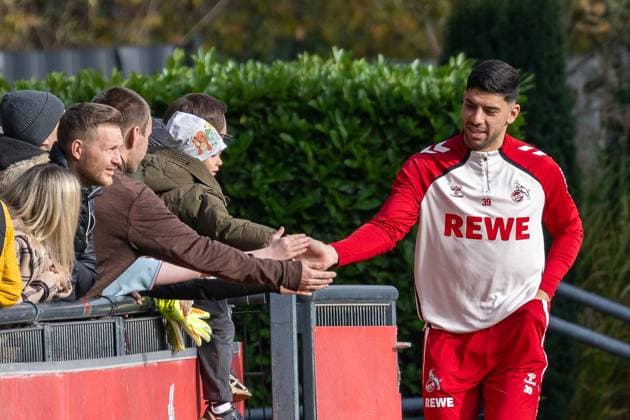 05 11 2025, Soccer 1 Bundesliga, Season 2025 2026, public training, 1 FC Koeln at the training ground at Geissbockheim in Koeln Cenk Oezkacar 1 FC Koeln, 39 greets the fans on the sidelines Photo Kirchner Media TH Copyright: xKirchner-Media THx