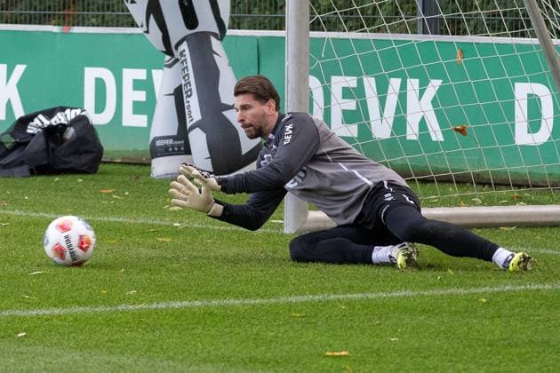 05 11 2025, Soccer 1 Bundesliga, Season 2025 2026, public training, 1 FC Koeln at the training ground at Geissbockheim in Koeln Ron Robert Zieler 1 FC Koeln, 20 awaits the shot Photo Kirchner Media TH Copyright: xKirchner-Media THx