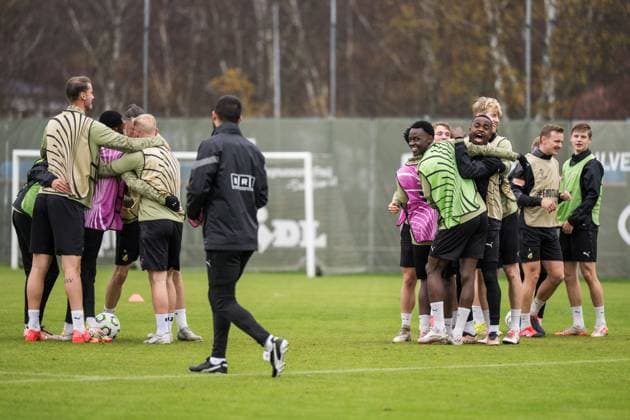 251105 John Paul Dembe and Brice Wembangomo during a training session with Häcken on November 5, 2025 in Gothenburg Photo Mathias Bergeld BILDBYRAN kod MB MB1233 fotboll football soccer fotball uefa conference league conference league träning practice training häcken bbeng  Copyright: MATHIASxBERGELD BB251105MB003