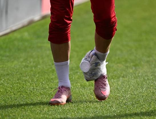 05 11 2025, xophax, Soccer 1 Bundesliga, 1 FC Koeln Training Derbywoche Said El Mala injured ice bag on ankle DFL DFB REGULATIONS PROHIBIT ANY USE OF PHOTOGRAPHS as IMAGE SEQUENCES and or QUASI VIDEO Koeln