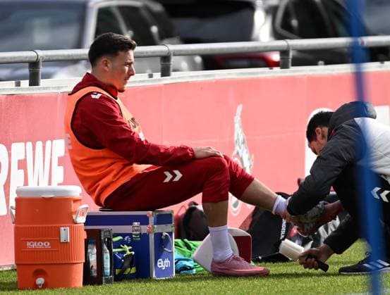 05 11 2025, xophax, Fußball 1 Bundesliga, 1 FC Koeln Training Derbywoche Said El Mala injured Right Physiotherapist Daniel Schütz DFL DFB REGULATIONS PROHIBIT ANY USE OF PHOTOGRAPHS as IMAGE SEQUENCES and or QUASI VIDEO Koeln