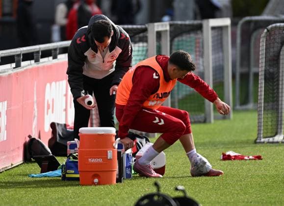 05 11 2025, xophax, Fußball 1 Bundesliga, 1 FC Koeln Training Derbywoche Said El Mala injured Left Physiotherapist Daniel Schütz DFL DFB REGULATIONS PROHIBIT ANY USE OF PHOTOGRAPHS as IMAGE SEQUENCES and or QUASI VIDEO Koeln