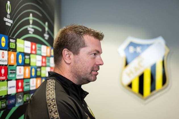 251105 Head coach Jens Gustafsson is interviewed after a training session with Häcken on November 5, 2025 in Gothenburg Photo Mathias Bergeld BILDBYRAN kod MB MB1233 fotboll football soccer fotball uefa conference league conference league intervju interview häcken bbeng  Copyright: MATHIASxBERGELD BB251105MB022