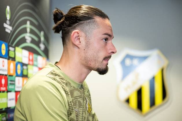 251105 Amor Layouni is interviewed after a training session with Häcken on November 5, 2025 in Gothenburg Photo Mathias Bergeld BILDBYRAN kod MB MB1233 fotboll football soccer fotball uefa conference league conference league intervju interview häcken bbeng  Copyright: MATHIASxBERGELD BB251105MB026