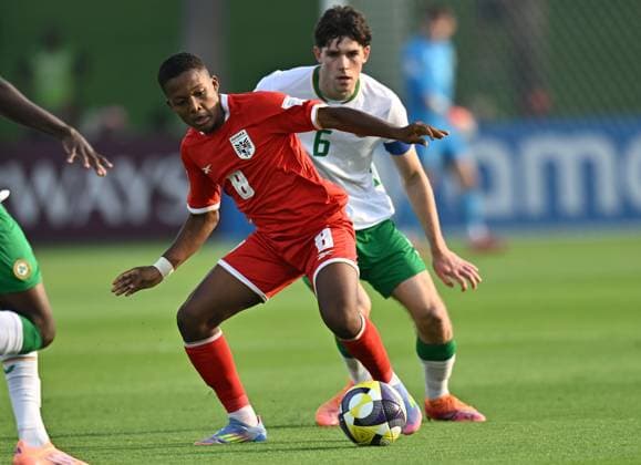 Panama v Republic of Ireland : Group J - FIFA U-17 World Cup Qatar 2025 Rory Finneran (R) of Republic Of Ireland and Estevis Lopez of Panamaain action during the FIFA U-17 World Cup Qatar 2025 Group J match between Panama and Republic of Ireland in Doha, Qatar, on November 5, 2025. DOHA Qatar Copyright: xNOUSHADx