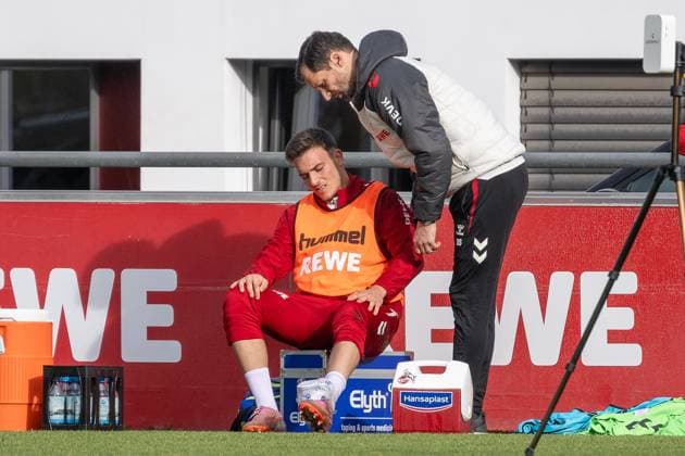 05 11 2025, Soccer 1 Bundesliga, Season 2025 2026, public training, 1 FC Koeln at the training ground at Geissbockheim in Koeln The ankle of Said El Mala 1 FC Koeln, 13 is cooled Photo Kirchner Media TH Copyright: xKirchner-Media THx