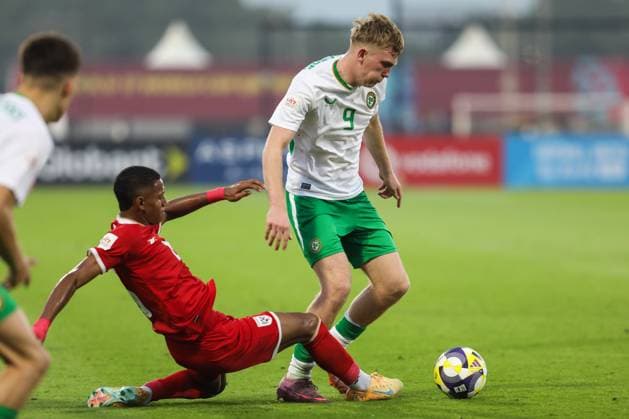 2025 FIFA Under 17 World Cup Group J, Aspire Zone Pitch 3, Doha, Qatar 5 11 2025 Panama vs Republic of Ireland Ireland s Michael Noonan is tackled by Panama™s Jossimar Insturain Michael Noonan is tackled by Jossimar Insturain 5 11 2025  Copyright: x INPHOx IMG_9598