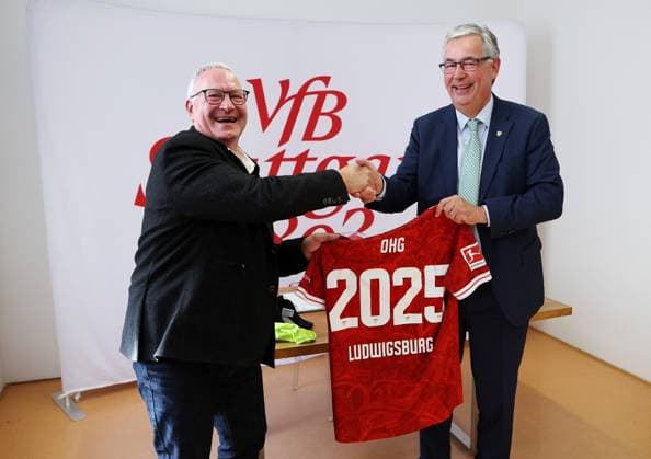 BAU 05 11 2025 Ludwigsburg Football VfB Stuttgart School cooperation between VfB Stuttgart and Otto Hahn Gymnasium, from left Mathias Hilbert Headmaster Otto Hahn Gymnasium , Dietmar Allgaier President VfB Stuttgart at the jersey handover