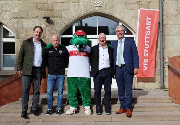 BAU 05 11 2025 Ludwigsburg Football VfB Stuttgart School cooperation between VfB Stuttgart and Otto Hahn Gymnasium, from left Dr Matthias Knecht Mayor of Ludwigsburg , Stephan Hildebrandt Head of the VfB Stuttgart Youth Training Center , Fritzle VfB Stuttgart mascot , Mathias Hilbert Headmaster Otto Hahn Gymnasium , Dietmar Allgaier President VfB Stuttgart