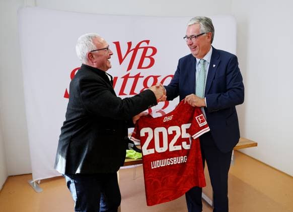 BAU 05 11 2025 Ludwigsburg Football VfB Stuttgart School cooperation between VfB Stuttgart and Otto Hahn Gymnasium, from left Mathias Hilbert Headmaster Otto Hahn Gymnasium , Dietmar Allgaier President VfB Stuttgart at the jersey handover