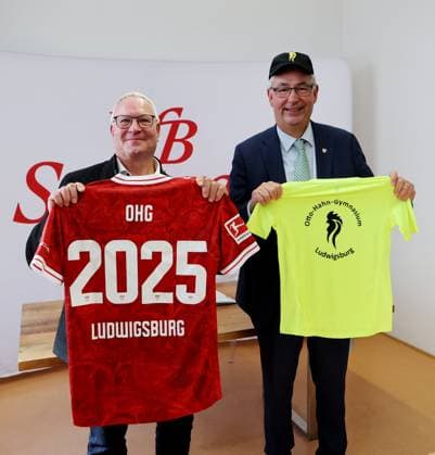 BAU 05 11 2025 Ludwigsburg Football VfB Stuttgart School cooperation between VfB Stuttgart and Otto Hahn Gymnasium, from left Mathias Hilbert Headmaster Otto Hahn Gymnasium , Dietmar Allgaier President VfB Stuttgart at the jersey handover