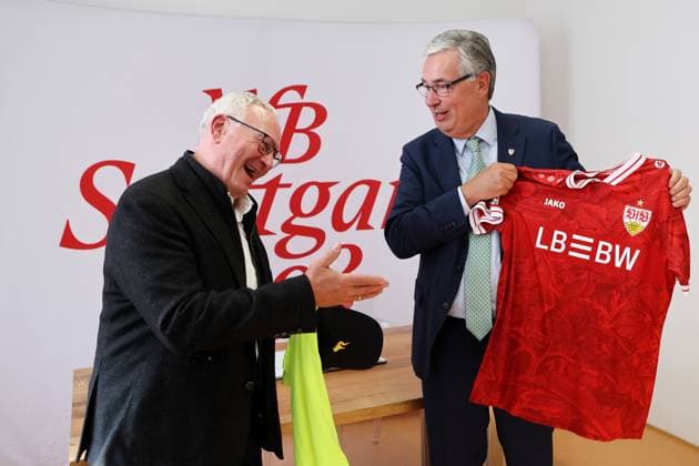 BAU 05 11 2025 Ludwigsburg Football VfB Stuttgart School cooperation between VfB Stuttgart and Otto Hahn Gymnasium, from left Mathias Hilbert Headmaster Otto Hahn Gymnasium , Dietmar Allgaier President VfB Stuttgart at the jersey handover