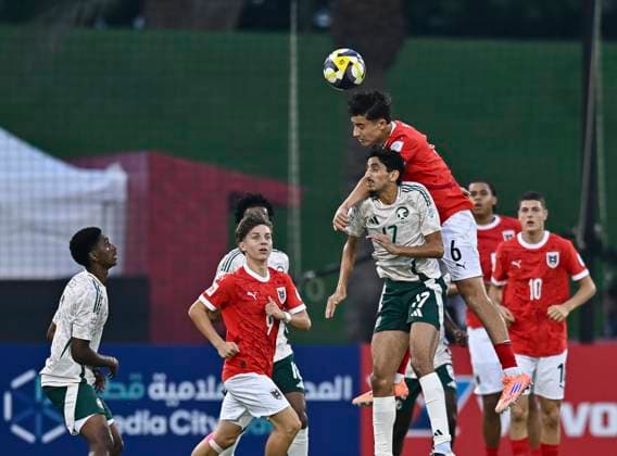 Austria vs Saudi Arabia : Group L - FIFA U-17 World Cup Qatar 2025 Loris Husic (R) of Austria and Ibrahim Azzam of Saudi Arabia in action during the FIFA U-17 World Cup Qatar 2025 Group L match between Austria and Saudi Arabia in Doha, Qatar, on November 5, 2025. DOHA Qatar Copyright: xNOUSHADx