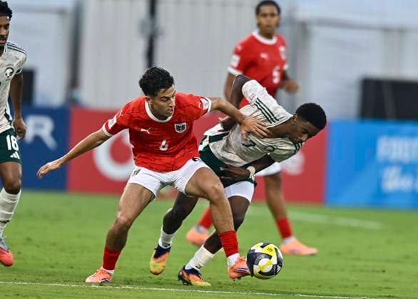 Austria vs Saudi Arabia : Group L - FIFA U-17 World Cup Qatar 2025 Loris Husic (L) of Austria and Waleed Alnour of Saudi Arabia in action during the FIFA U-17 World Cup Qatar 2025 Group L match between Austria and Saudi Arabia in Doha, Qatar, on November 5, 2025. DOHA Qatar Copyright: xNOUSHADx