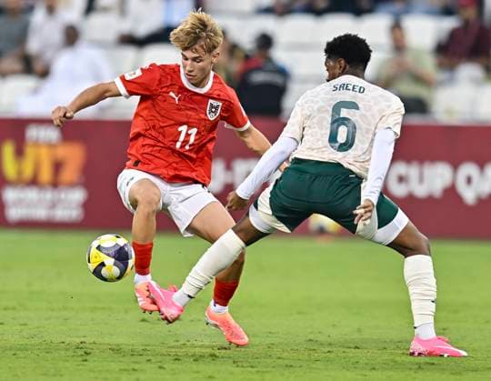 Austria vs Saudi Arabia : Group L - FIFA U-17 World Cup Qatar 2025 Dominik Dobis (L) of Austria and Saeed Aldossari of Saudi Arabia in action during the FIFA U-17 World Cup Qatar 2025 Group L match between Austria and Saudi Arabia in Doha, Qatar, on November 5, 2025. DOHA Qatar Copyright: xNOUSHADx