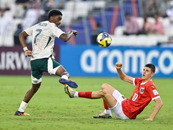 Austria vs Saudi Arabia : Group L - FIFA U-17 World Cup Qatar 2025 Vasilije Markovic (R) of Austria and Waleed Alnour of Saudi Arabia in action during the FIFA U-17 World Cup Qatar 2025 Group L match between Austria and Saudi Arabia in Doha, Qatar, on November 5, 2025. DOHA Qatar Copyright: xNOUSHADx
