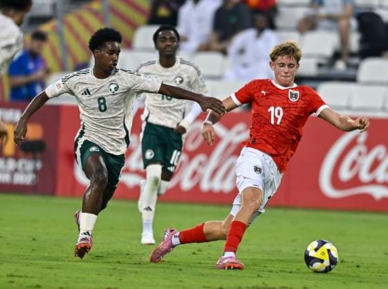 Austria vs Saudi Arabia : Group L - FIFA U-17 World Cup Qatar 2025 Johannes Mathias Moser (R) of Austria and Maher Tawashi of Saudi Arabia in action during the FIFA U-17 World Cup Qatar 2025 Group L match between Austria and Saudi Arabia in Doha, Qatar, on November 5, 2025. DOHA Qatar Copyright: xNOUSHADx