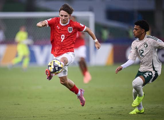 Soccer, Junior U 17 World Cup 2025 Doha Qatar Preliminary Round 05 11 2025 Group L Austria Saudi Arabia Hasan Deshishku li, Austria vs Adel Hibah re, Saudi Arabia