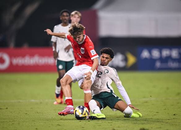 Soccer, Junior U 17 World Cup 2025 Doha Qatar Preliminary Round 05 11 2025 Group L Austria Saudi Arabia Hasan Deshishku li, Austria vs Adel Hibah li, Saudi Arabia
