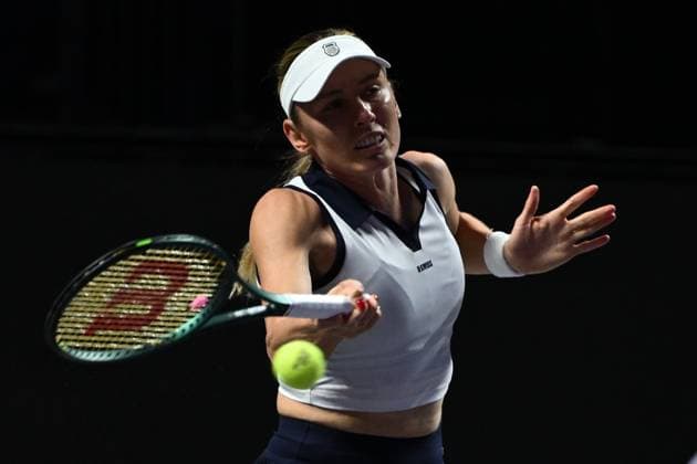 Elena Rybakina v Ekaterina Alexandrova - 2025 WTA, Tennis Damen Finals RIYADH, SAUDI ARABIA – NOVEMBER 5: Elena Rybakina (not seen) of Kazakhstan plays against Ekaterina Alexandrova during their final group-stage match on Day 5 of the 2025 WTA Finals, part of the Hologic WTA Tour, at King Saud University Indoor Arena in Riyadh, Saudi Arabia, on November 5, 2025. Artur Widak Anadolu Riyadh Saudi Arabia. Editorial use only. Please get in touch for any other usage.  Copyright: x2025xAnadoluxArturxWidakx