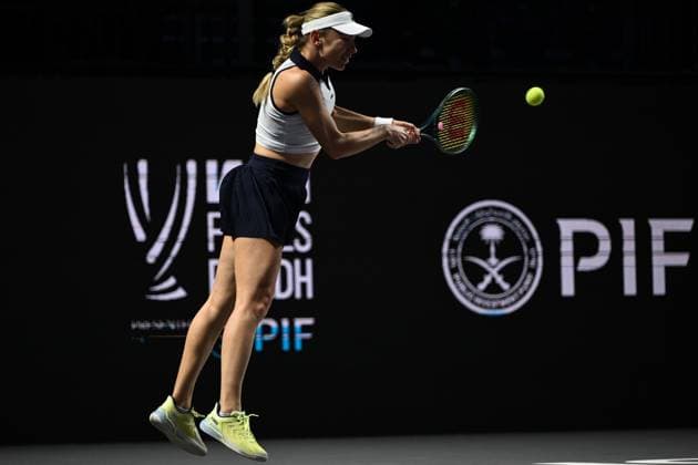 Elena Rybakina v Ekaterina Alexandrova - 2025 WTA, Tennis Damen Finals RIYADH, SAUDI ARABIA – NOVEMBER 5, 2025:Elena Rybakina of Kazakhstan plays against Ekaterina Alexandrova during their final group-stage match on Day 5 of the 2025 WTA Finals, part of the Hologic WTA Tour, at King Saud University Indoor Arena in Riyadh, Saudi Arabia, on November 5, 2025. Artur Widak Anadolu Riyadh Saudi Arabia. Editorial use only. Please get in touch for any other usage.  Copyright: x2025xAnadoluxArturxWidakx