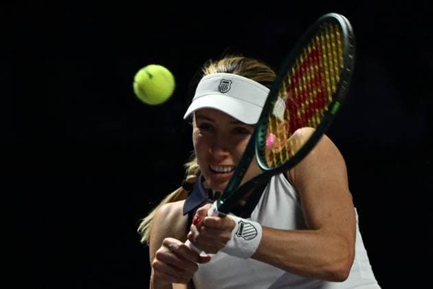 Elena Rybakina v Ekaterina Alexandrova - 2025 WTA, Tennis Damen Finals RIYADH, SAUDI ARABIA – NOVEMBER 5: Elena Rybakina (not seen) of Kazakhstan plays against Ekaterina Alexandrova during their final group-stage match on Day 5 of the 2025 WTA Finals, part of the Hologic WTA Tour, at King Saud University Indoor Arena in Riyadh, Saudi Arabia, on November 5, 2025. Artur Widak Anadolu Riyadh Saudi Arabia. Editorial use only. Please get in touch for any other usage.  Copyright: x2025xAnadoluxArturxWidakx
