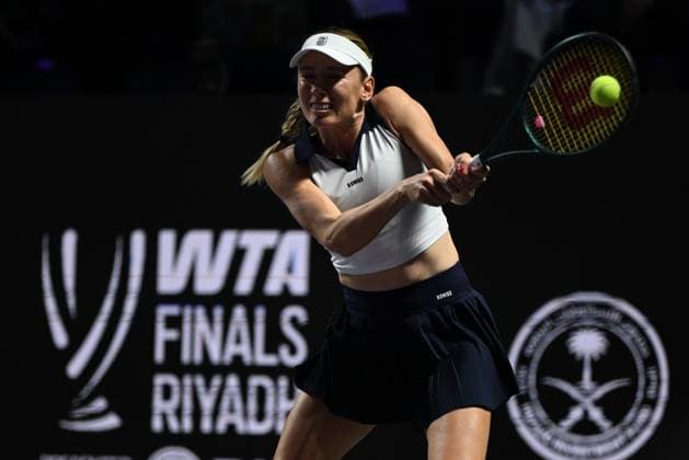 Elena Rybakina v Ekaterina Alexandrova - 2025 WTA, Tennis Damen Finals RIYADH, SAUDI ARABIA – NOVEMBER 5: Elena Rybakina (not seen) of Kazakhstan plays against Ekaterina Alexandrova during their final group-stage match on Day 5 of the 2025 WTA Finals, part of the Hologic WTA Tour, at King Saud University Indoor Arena in Riyadh, Saudi Arabia, on November 5, 2025. Artur Widak Anadolu Riyadh Saudi Arabia. Editorial use only. Please get in touch for any other usage.  Copyright: x2025xAnadoluxArturxWidakx