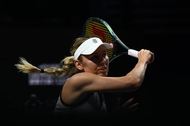 Elena Rybakina v Ekaterina Alexandrova - 2025 WTA, Tennis Damen Finals RIYADH, SAUDI ARABIA – NOVEMBER 5: Elena Rybakina (not seen) of Kazakhstan plays against Ekaterina Alexandrova during their final group-stage match on Day 5 of the 2025 WTA Finals, part of the Hologic WTA Tour, at King Saud University Indoor Arena in Riyadh, Saudi Arabia, on November 5, 2025. Artur Widak Anadolu Riyadh Saudi Arabia. Editorial use only. Please get in touch for any other usage.  Copyright: x2025xAnadoluxArturxWidakx