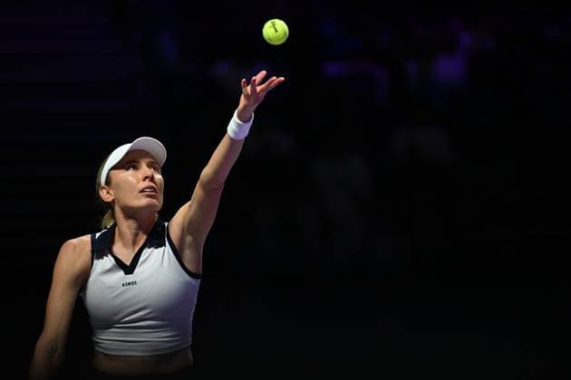Elena Rybakina v Ekaterina Alexandrova - 2025 WTA, Tennis Damen Finals RIYADH, SAUDI ARABIA – NOVEMBER 5: Elena Rybakina (not seen) of Kazakhstan plays against Ekaterina Alexandrova during their final group-stage match on Day 5 of the 2025 WTA Finals, part of the Hologic WTA Tour, at King Saud University Indoor Arena in Riyadh, Saudi Arabia, on November 5, 2025. Artur Widak Anadolu Riyadh Saudi Arabia. Editorial use only. Please get in touch for any other usage.  Copyright: x2025xAnadoluxArturxWidakx
