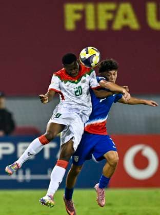 USA v Burkina Faso : Group J - FIFA U-17 World Cup Qatar 2025 Juan Villa (R) of the United States and Alassana Bagayogo of Burkina Faso in action during the FIFA U-17 World Cup Qatar 2025 Group I match between USA and Burkina Faso in Doha, Qatar, on November 5, 2025. DOHA Qatar Copyright: xNOUSHADx