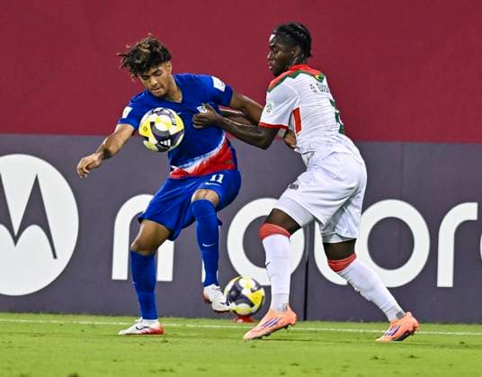 USA v Burkina Faso : Group J - FIFA U-17 World Cup Qatar 2025 Mathis Albert (L) of the United States and Ousmane Ouedraogo of Burkina Faso in action during the FIFA U-17 World Cup Qatar 2025 Group I match between USA and Burkina Faso in Doha, Qatar, on November 5, 2025. DOHA Qatar Copyright: xNOUSHADx