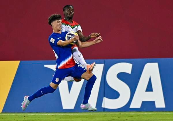 USA v Burkina Faso : Group J - FIFA U-17 World Cup Qatar 2025 Pedro Guimaraes (L) of the United States and Ousmane Ouedraogo of Burkina Faso in action during the FIFA U-17 World Cup Qatar 2025 Group I match between USA and Burkina Faso in Doha, Qatar, on November 5, 2025. DOHA Qatar Copyright: xNOUSHADx