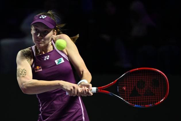 Elena Rybakina v Ekaterina Alexandrova - 2025 WTA, Tennis Damen Finals RIYADH, SAUDI ARABIA – NOVEMBER 5: Elena Rybakina of Kazakhstan plays against Ekaterina Alexandrova (not seen) during their final group-stage match on Day 5 of the 2025 WTA Finals, part of the Hologic WTA Tour, at King Saud University Indoor Arena in Riyadh, Saudi Arabia, on November 5, 2025. Artur Widak Anadolu Riyad Saudi Arabia. Editorial use only. Please get in touch for any other usage.  Copyright: x2025xAnadoluxArturxWidakx