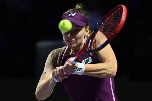 Elena Rybakina v Ekaterina Alexandrova - 2025 WTA, Tennis Damen Finals RIYADH, SAUDI ARABIA – NOVEMBER 5: Elena Rybakina of Kazakhstan plays against Ekaterina Alexandrova (not seen) during their final group-stage match on Day 5 of the 2025 WTA Finals, part of the Hologic WTA Tour, at King Saud University Indoor Arena in Riyadh, Saudi Arabia, on November 5, 2025. Artur Widak Anadolu Riyad Saudi Arabia. Editorial use only. Please get in touch for any other usage.  Copyright: x2025xAnadoluxArturxWidakx