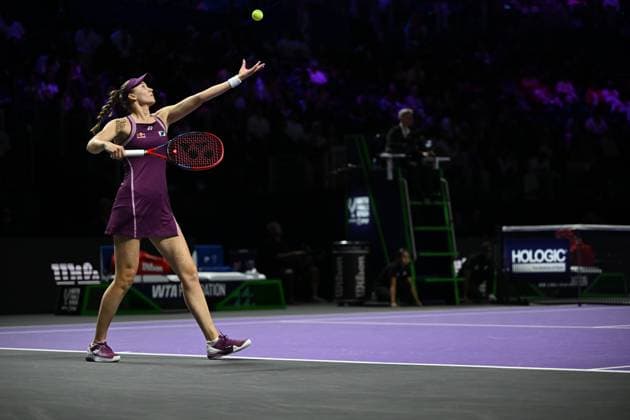 Elena Rybakina v Ekaterina Alexandrova - 2025 WTA, Tennis Damen Finals RIYADH, SAUDI ARABIA – NOVEMBER 5: Elena Rybakina of Kazakhstan plays against Ekaterina Alexandrova (not seen) during their final group-stage match on Day 5 of the 2025 WTA Finals, part of the Hologic WTA Tour, at King Saud University Indoor Arena in Riyadh, Saudi Arabia, on November 5, 2025. Artur Widak Anadolu Riyad Saudi Arabia. Editorial use only. Please get in touch for any other usage.  Copyright: x2025xAnadoluxArturxWidakx