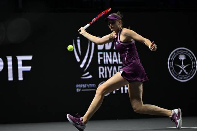 Elena Rybakina v Ekaterina Alexandrova - 2025 WTA, Tennis Damen Finals RIYADH, SAUDI ARABIA – NOVEMBER 5: Elena Rybakina of Kazakhstan plays against Ekaterina Alexandrova (not seen) during their final group-stage match on Day 5 of the 2025 WTA Finals, part of the Hologic WTA Tour, at King Saud University Indoor Arena in Riyadh, Saudi Arabia, on November 5, 2025. Artur Widak Anadolu Riyad Saudi Arabia. Editorial use only. Please get in touch for any other usage.  Copyright: x2025xAnadoluxArturxWidakx
