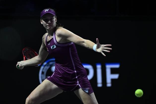 Elena Rybakina v Ekaterina Alexandrova - 2025 WTA, Tennis Damen Finals RIYADH, SAUDI ARABIA – NOVEMBER 5: Elena Rybakina of Kazakhstan plays against Ekaterina Alexandrova (not seen) during their final group-stage match on Day 5 of the 2025 WTA Finals, part of the Hologic WTA Tour, at King Saud University Indoor Arena in Riyadh, Saudi Arabia, on November 5, 2025. Artur Widak Anadolu Riyadh Saudi Arabia,. Editorial use only. Please get in touch for any other usage.  Copyright: x2025xAnadoluxArturxWidakx
