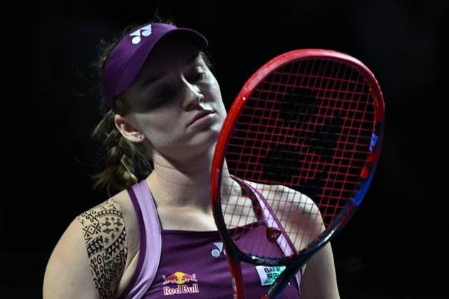 Elena Rybakina v Ekaterina Alexandrova - 2025 WTA, Tennis Damen Finals RIYADH, SAUDI ARABIA – NOVEMBER 5: Elena Rybakina of Kazakhstan plays against Ekaterina Alexandrova (not seen) during their final group-stage match on Day 5 of the 2025 WTA Finals, part of the Hologic WTA Tour, at King Saud University Indoor Arena in Riyadh, Saudi Arabia, on November 5, 2025. Artur Widak Anadolu Riyadh Saudi Arabia,. Editorial use only. Please get in touch for any other usage.  Copyright: x2025xAnadoluxArturxWidakx