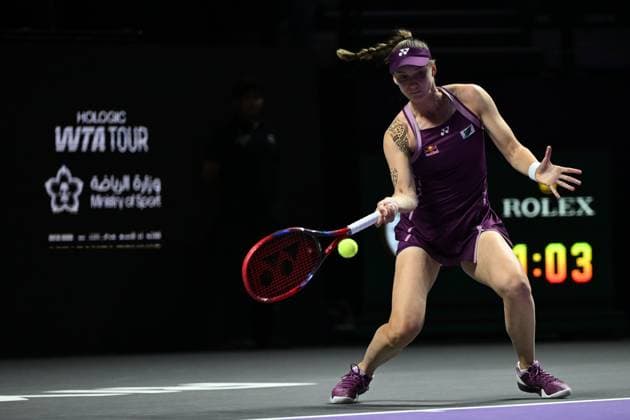 Elena Rybakina v Ekaterina Alexandrova - 2025 WTA, Tennis Damen Finals RIYADH, SAUDI ARABIA – NOVEMBER 5: Elena Rybakina of Kazakhstan plays against Ekaterina Alexandrova (not seen) during their final group-stage match on Day 5 of the 2025 WTA Finals, part of the Hologic WTA Tour, at King Saud University Indoor Arena in Riyadh, Saudi Arabia, on November 5, 2025. Artur Widak Anadolu Riyadh Saudi Arabia,. Editorial use only. Please get in touch for any other usage.  Copyright: x2025xAnadoluxArturxWidakx