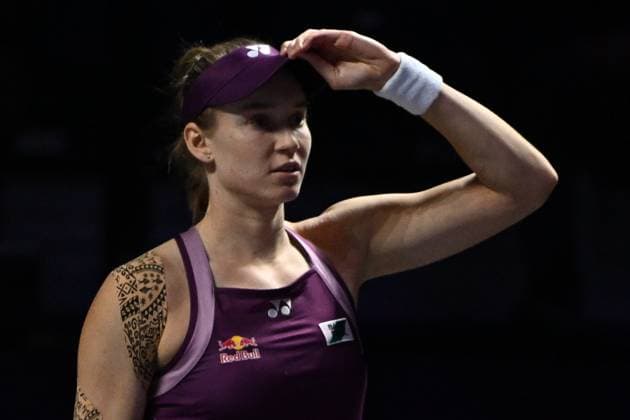 Elena Rybakina v Ekaterina Alexandrova - 2025 WTA, Tennis Damen Finals RIYADH, SAUDI ARABIA – NOVEMBER 5: Elena Rybakina of Kazakhstan plays against Ekaterina Alexandrova (not seen) during their final group-stage match on Day 5 of the 2025 WTA Finals, part of the Hologic WTA Tour, at King Saud University Indoor Arena in Riyadh, Saudi Arabia, on November 5, 2025. Artur Widak Anadolu Riyadh Saudi Arabia,. Editorial use only. Please get in touch for any other usage.  Copyright: x2025xAnadoluxArturxWidakx