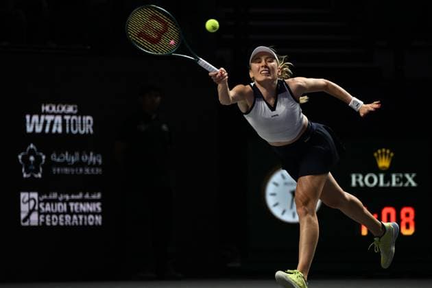 Elena Rybakina v Ekaterina Alexandrova - 2025 WTA, Tennis Damen Finals RIYADH, SAUDI ARABIA – NOVEMBER 5: Elena Rybakina of Kazakhstan (not seen) plays against Ekaterina Alexandrova during their final group-stage match on Day 5 of the 2025 WTA Finals, part of the Hologic WTA Tour, at King Saud University Indoor Arena in Riyadh, Saudi Arabia, on November 5, 2025. Artur Widak Anadolu Riyadh Saudi Arabia,. Editorial use only. Please get in touch for any other usage.  Copyright: x2025xAnadoluxArturxWidakx