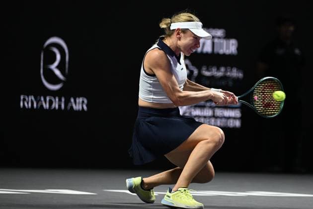 Elena Rybakina v Ekaterina Alexandrova - 2025 WTA, Tennis Damen Finals RIYADH, SAUDI ARABIA – NOVEMBER 5: Elena Rybakina of Kazakhstan (not seen) plays against Ekaterina Alexandrova during their final group-stage match on Day 5 of the 2025 WTA Finals, part of the Hologic WTA Tour, at King Saud University Indoor Arena in Riyadh, Saudi Arabia, on November 5, 2025. Artur Widak Anadolu Riyadh Saudi Arabia,. Editorial use only. Please get in touch for any other usage.  Copyright: x2025xAnadoluxArturxWidakx