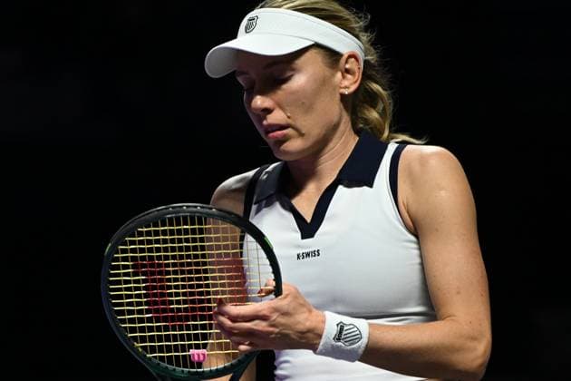 Elena Rybakina v Ekaterina Alexandrova - 2025 WTA, Tennis Damen Finals RIYADH, SAUDI ARABIA – NOVEMBER 5: Elena Rybakina (not seen) of Kazakhstan plays against Ekaterina Alexandrova during their final group-stage match on Day 5 of the 2025 WTA Finals, part of the Hologic WTA Tour, at King Saud University Indoor Arena in Riyadh, Saudi Arabia, on November 5, 2025. Artur Widak Anadolu Riyadh Saudi Arabia. Editorial use only. Please get in touch for any other usage.  Copyright: x2025xAnadoluxArturxWidakx