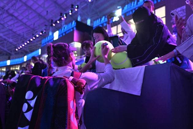 2025 WTA, Tennis Damen Finals RIYADH, SAUDI ARABIA – NOVEMBER 5: Elena Rybakina of Kazakhstan signs tennis balls after the final group-stage match on Day 5 of the 2025 WTA Finals, part of the Hologic WTA Tour, at King Saud University Indoor Arena in Riyadh, Saudi Arabia, on November 5, 2025. Artur Widak Anadolu Riyadh Saudi Arabia. Editorial use only. Please get in touch for any other usage.  Copyright: x2025xAnadoluxArturxWidakx