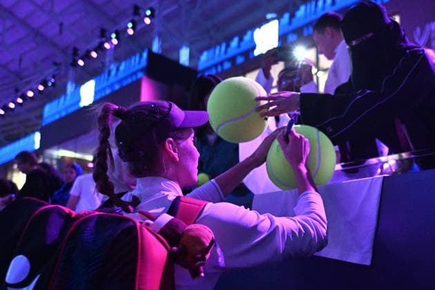 2025 WTA, Tennis Damen Finals RIYADH, SAUDI ARABIA – NOVEMBER 5: Elena Rybakina of Kazakhstan signs tennis balls after the final group-stage match on Day 5 of the 2025 WTA Finals, part of the Hologic WTA Tour, at King Saud University Indoor Arena in Riyadh, Saudi Arabia, on November 5, 2025. Artur Widak Anadolu Riyadh Saudi Arabia. Editorial use only. Please get in touch for any other usage.  Copyright: x2025xAnadoluxArturxWidakx