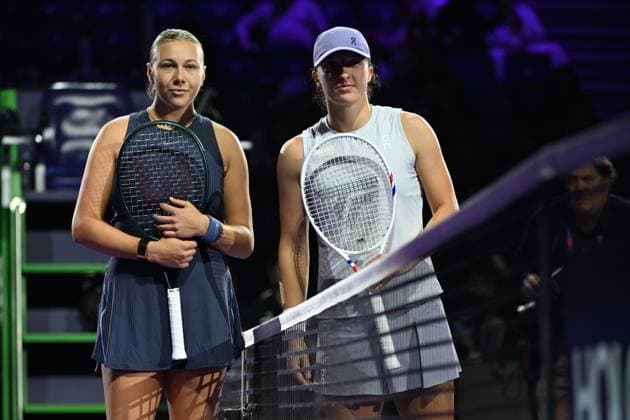2025 WTA, Tennis Damen Finals RIYADH, SAUDI ARABIA – NOVEMBER 5: Iga Swiatek (R) of Poland and Amanda Anisimova of USA pose before their final group-stage match on Day 5 of the 2025 WTA Finals, part of the Hologic WTA Tour, at King Saud University Indoor Arena in Riyadh, Saudi Arabia, on November 5, 2025. Artur Widak Anadolu Riyadh Saudi Arabia. Editorial use only. Please get in touch for any other usage.  Copyright: x2025xAnadoluxArturxWidakx