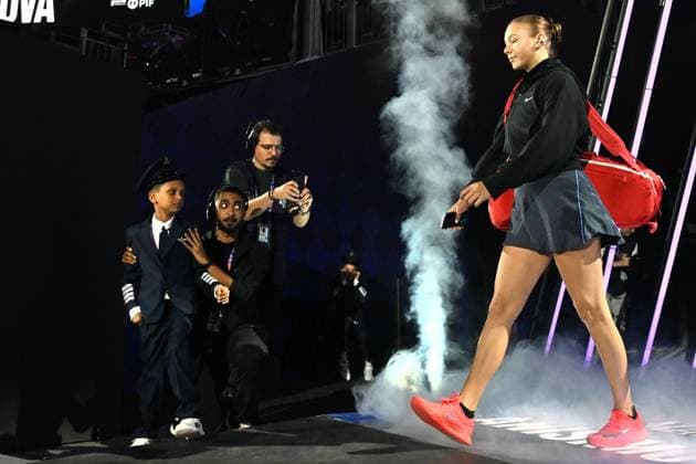 2025 WTA, Tennis Damen Finals RIYADH, SAUDI ARABIA – NOVEMBER 5: Amanda Anisimova of USA comes to court before the final group-stage match against Iga Swiatek (not seen) of Poland on Day 5 of the 2025 WTA Finals, part of the Hologic WTA Tour, at King Saud University Indoor Arena in Riyadh, Saudi Arabia, on November 5, 2025. Artur Widak Anadolu Riyadh Saudi Arabia. Editorial use only. Please get in touch for any other usage.  Copyright: x2025xAnadoluxArturxWidakx