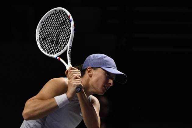 Iga Swiatek v Ekaterina Alexandrova - 2025 WTA, Tennis Damen Finals RIYADH, SAUDI ARABIA – NOVEMBER 5: Iga Swiatek (not seen) of Poland plays against Ekaterina Alexandrova during their final group-stage match on Day 5 of the 2025 WTA Finals, part of the Hologic WTA Tour, at King Saud University Indoor Arena in Riyadh, Saudi Arabia, on November 5, 2025. Artur Widak Anadolu Riyadh Saudi Arabia. Editorial use only. Please get in touch for any other usage.  Copyright: x2025xAnadoluxArturxWidakx